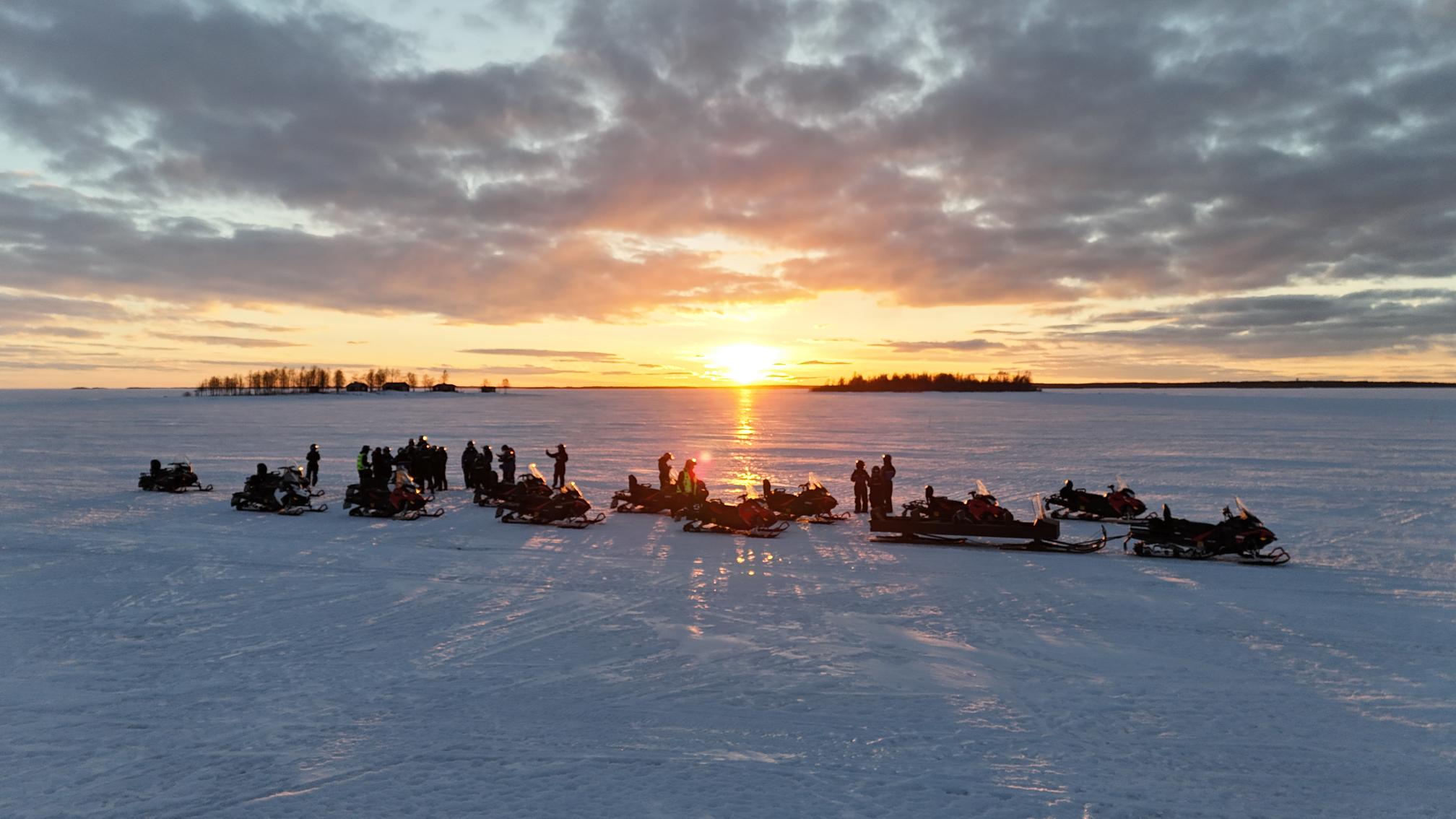 Moottorikelkkailua Perämeren jäällä